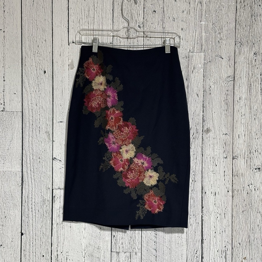 Etcetera Women Size 2 Navy Pencil Style Skirt CascadingFloral Embroidered Motif